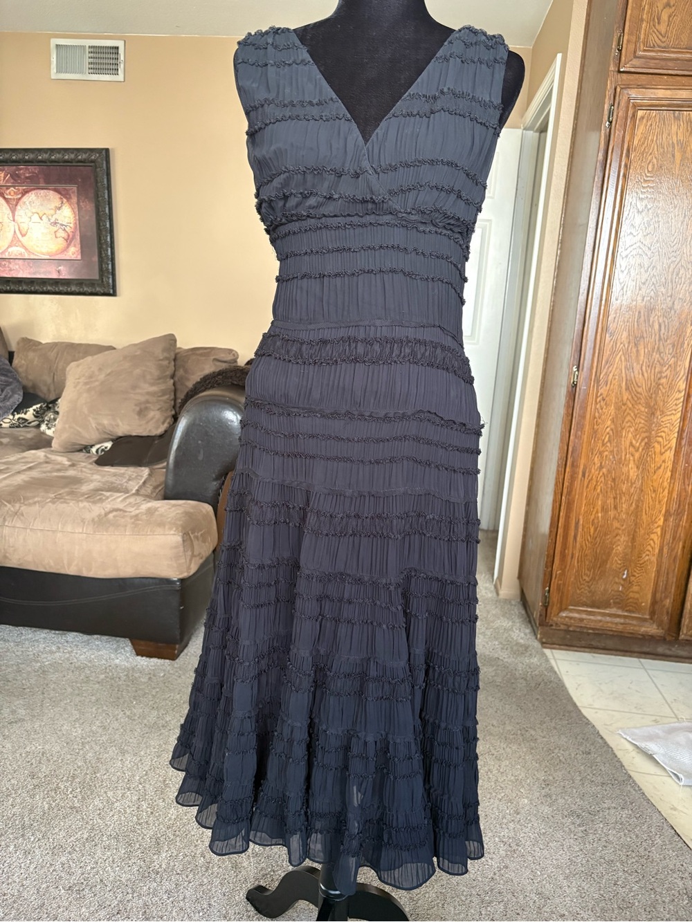 Studio M Sleeveless Black Ruffled V-Neck Dress size 4P